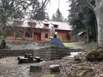 Хижа „Момина скала“