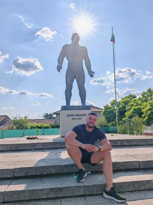 Паметник на Дан Колов
