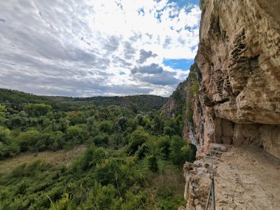Разходка до Нисовските Скални църкви